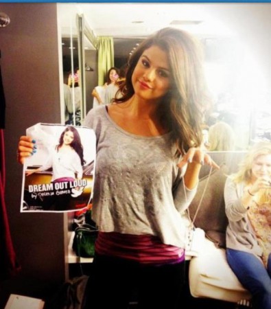 Selena subió esta foto hoy "grabando mi nuevo comercial de Dream OUT LOUD"